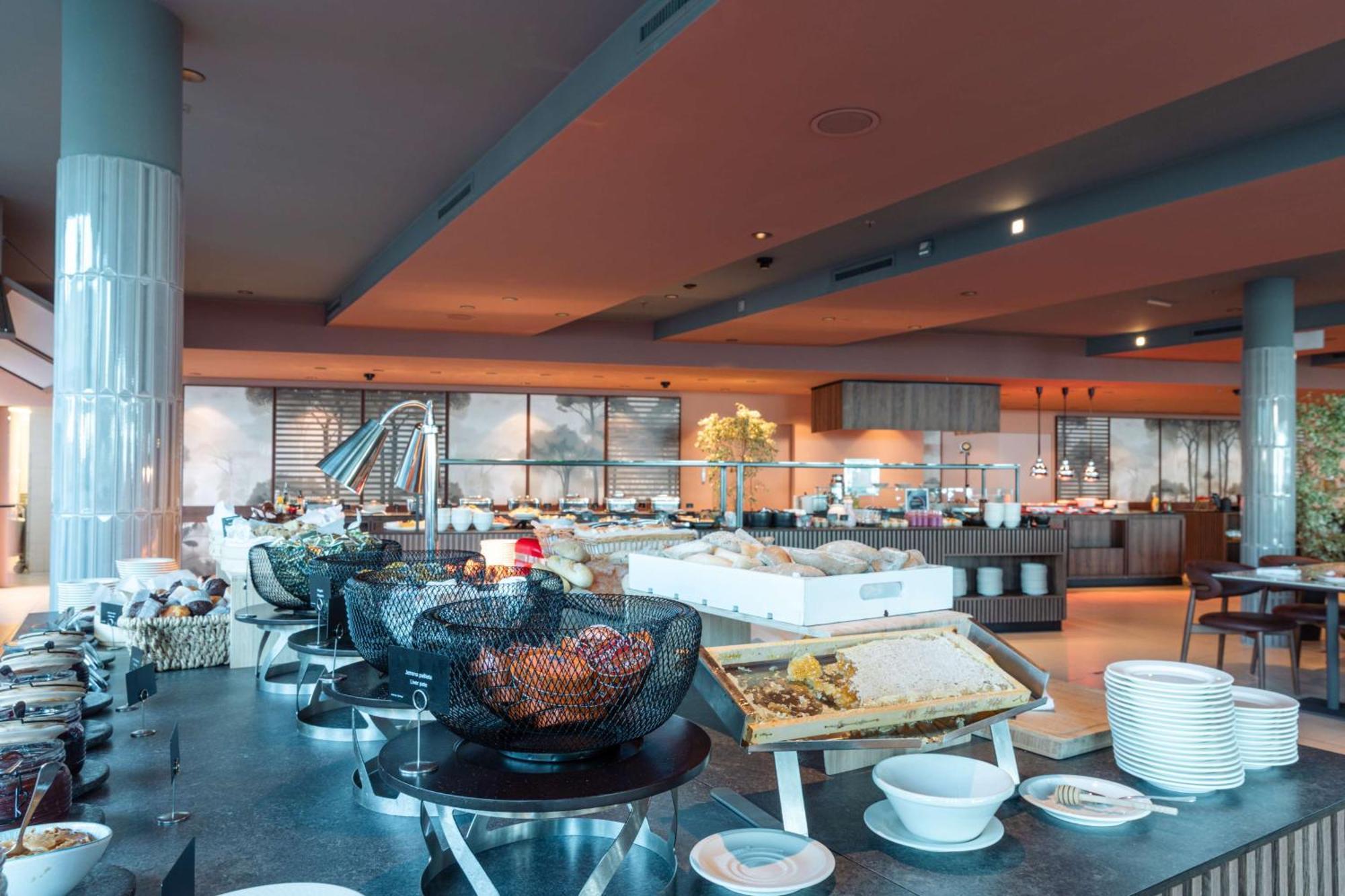 Radisson Blu Resort & Spa Split Exterior foto The buffet at the lounge