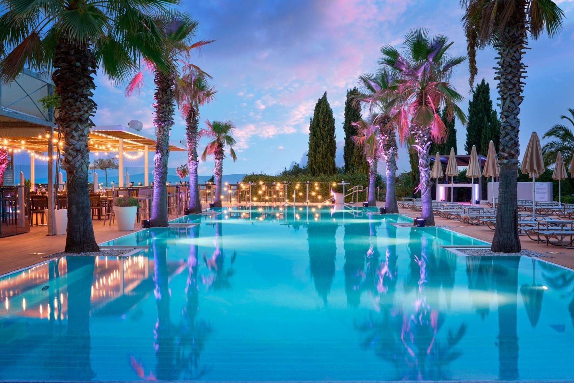 Radisson Blu Resort & Spa Split Exterior foto The pool at the resort