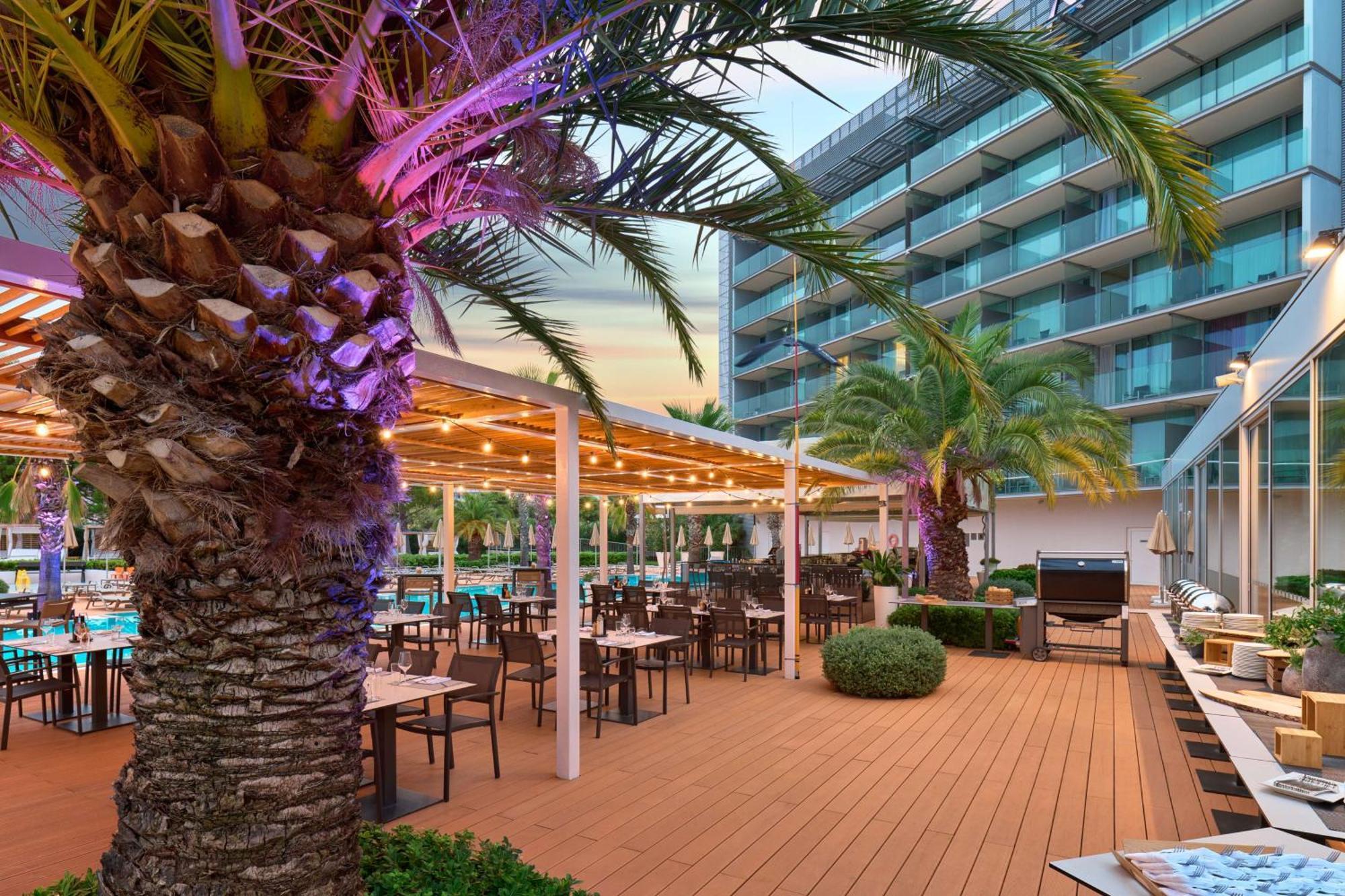 Radisson Blu Resort & Spa Split Exterior foto The hotel's pool area